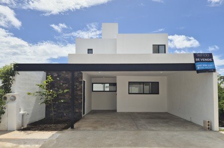 Casa en Venta en Gran San Pedro Cholul con habitación en planta baja y alberca